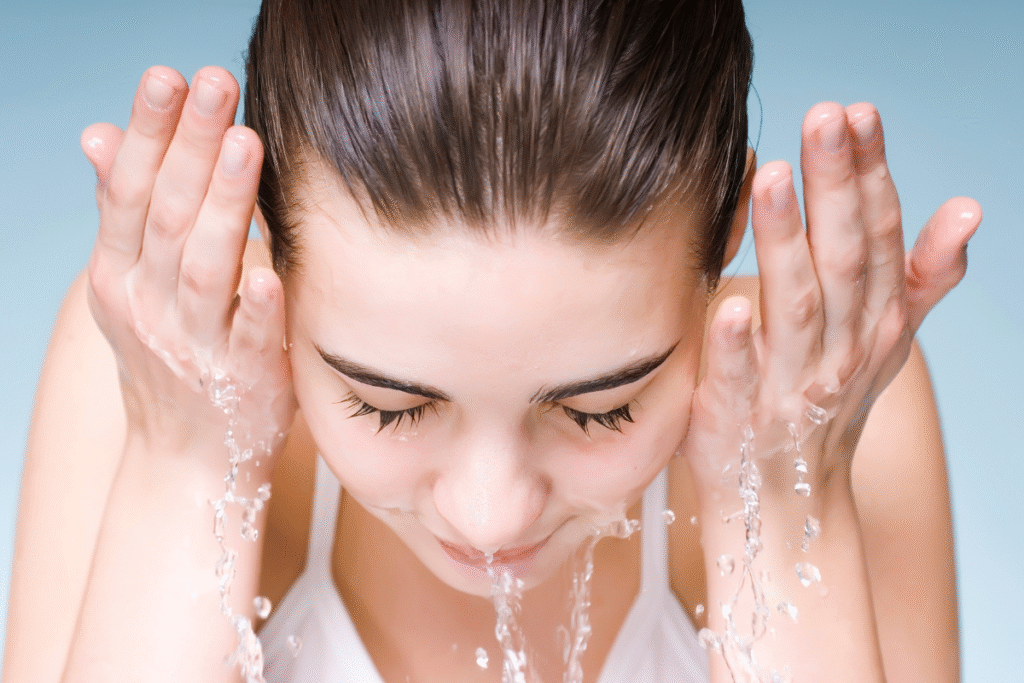 Limpieza facial durante la noche.